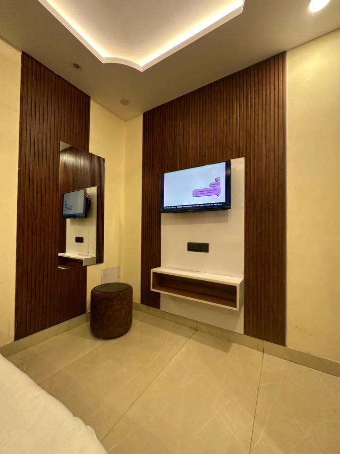 Hotel Mahalaxmi Deluxe New Delhi Buitenkant foto