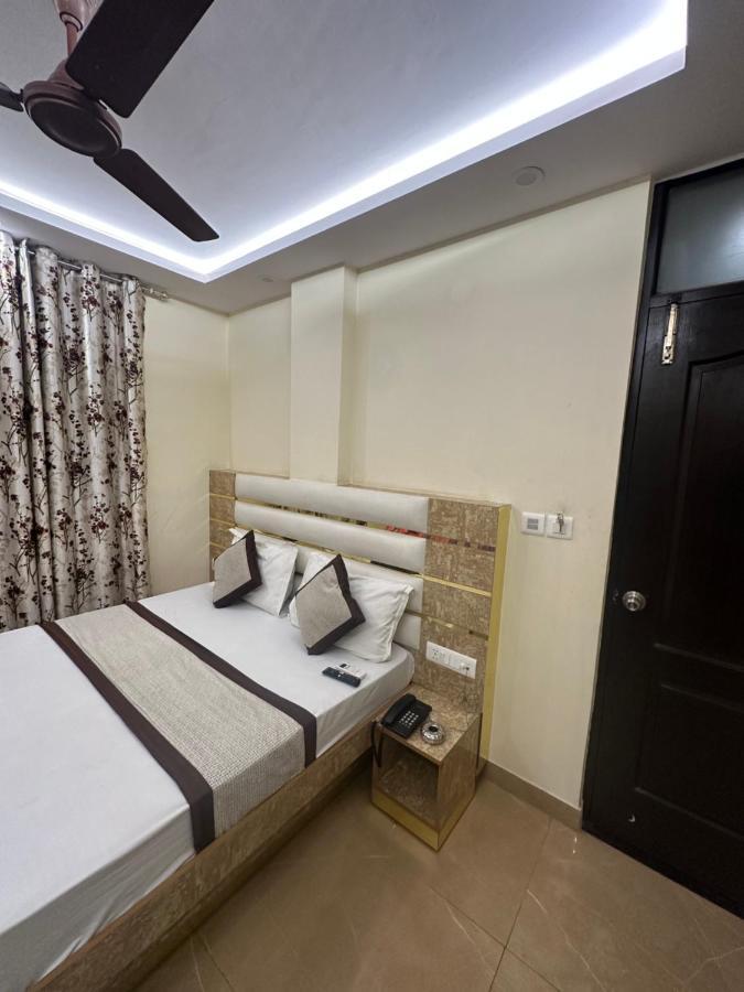 Hotel Mahalaxmi Deluxe New Delhi Buitenkant foto