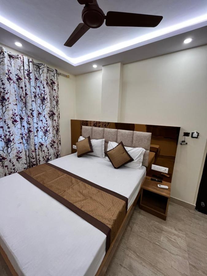 Hotel Mahalaxmi Deluxe New Delhi Buitenkant foto