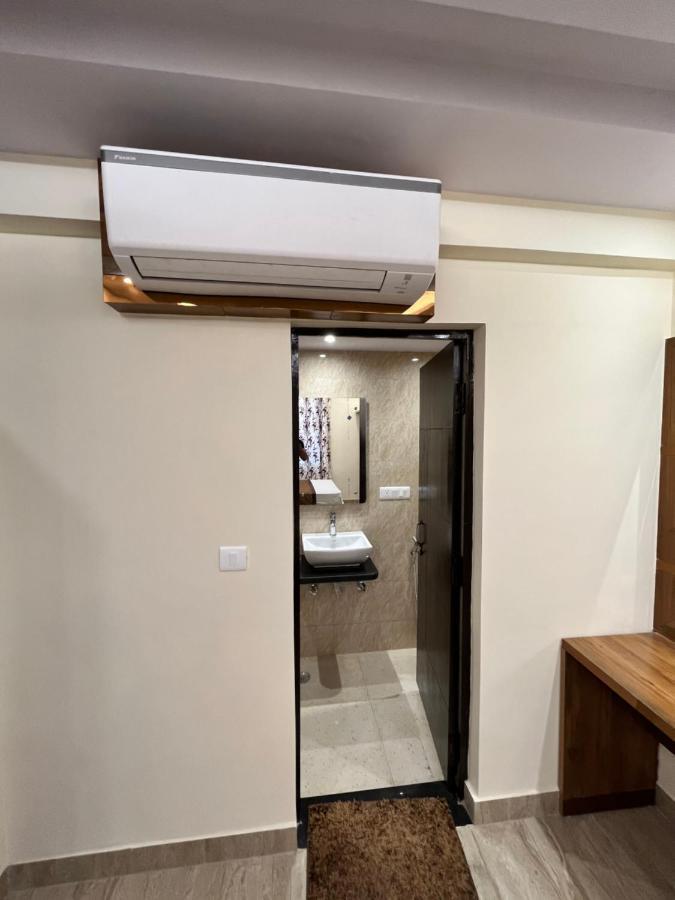 Hotel Mahalaxmi Deluxe New Delhi Buitenkant foto