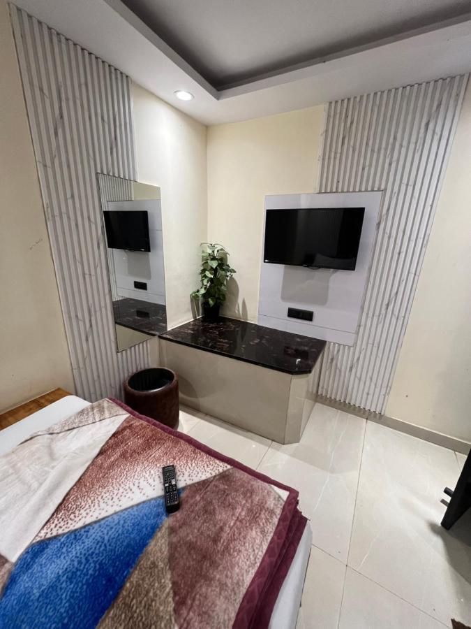 Hotel Mahalaxmi Deluxe New Delhi Buitenkant foto