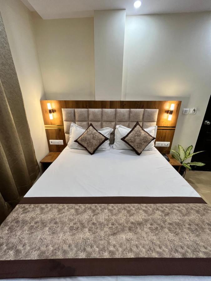 Hotel Mahalaxmi Deluxe New Delhi Buitenkant foto